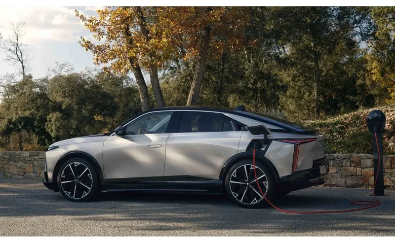 DS N°8 wordt slimmer in het dagelijks gebruik met Plug & Charge en 22 kW AC-laden