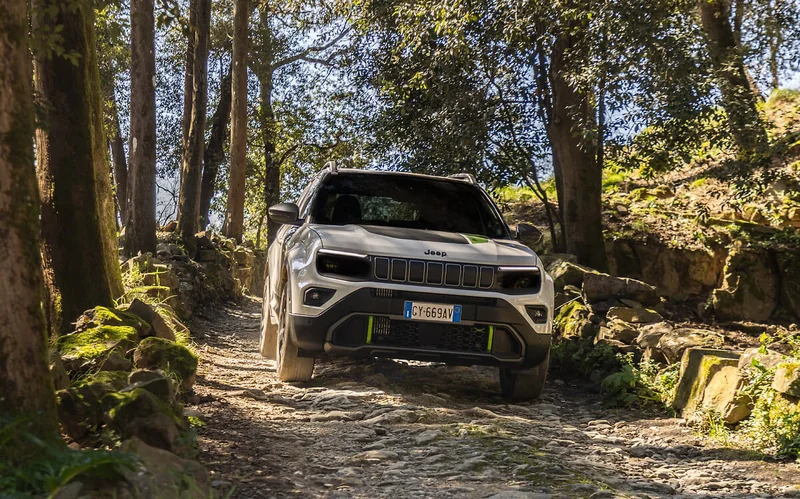 Jeep Avenger 4xe: hybride vierwielaandrijving met 145 pk en Selec-Terrain voor stad en terrein