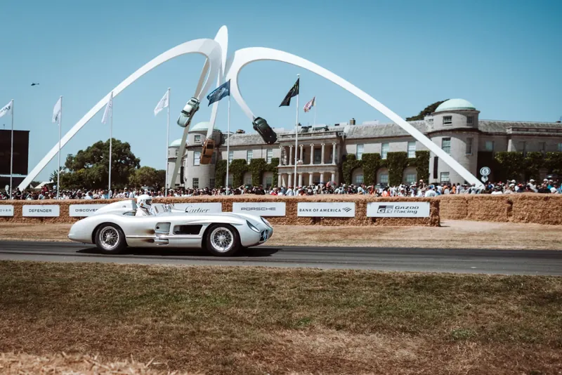 Mercedes op Goodwood: zilveren racelegendes en de nieuwe AMG CLA 45