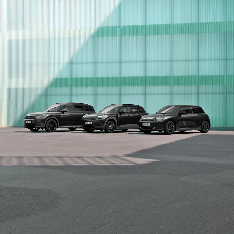 MINI Blackyard Edition nu ook voor Cooper SE en Aceman SE: stijlvol in zwart of wit