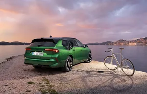 Opel maakt zijn elektrische modellen nuttiger met V2L: stroom uit de auto voor apparaten onderweg