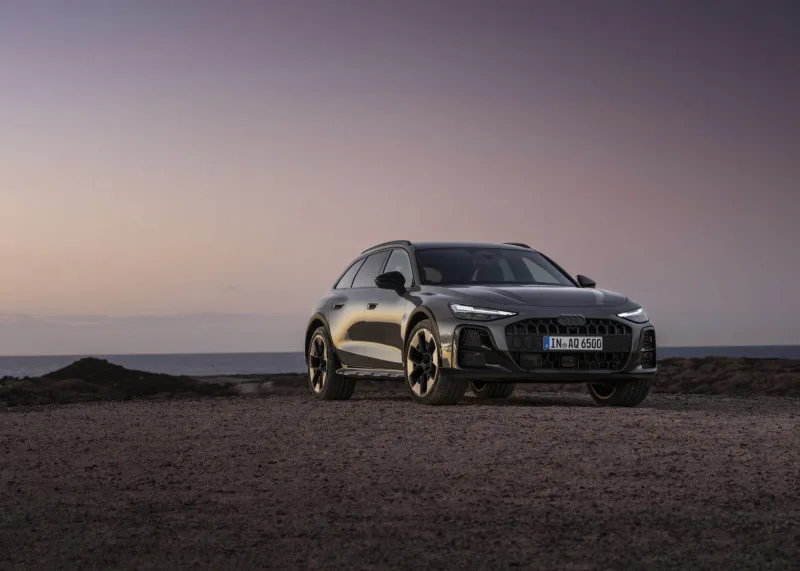 Audi A6 allroad e-hybrid quattro vooraanzicht in ruig landschap