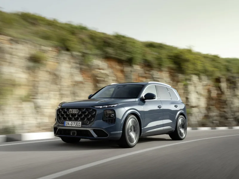 Nieuwe Audi Q7 derde generatie vooraanzicht rijdend