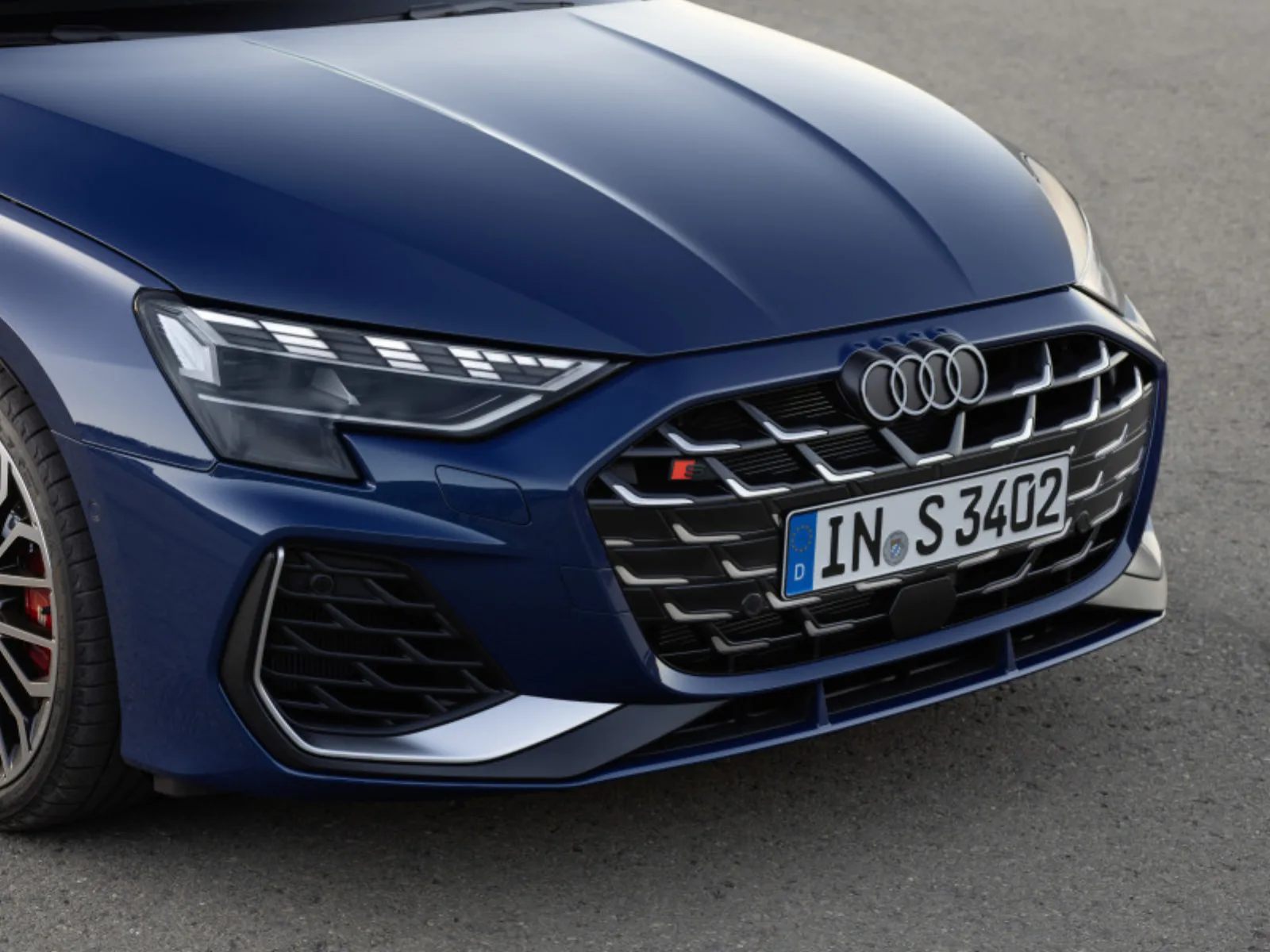 Audi S3 vooraanzicht met het embleem terug in de Singleframe-grille