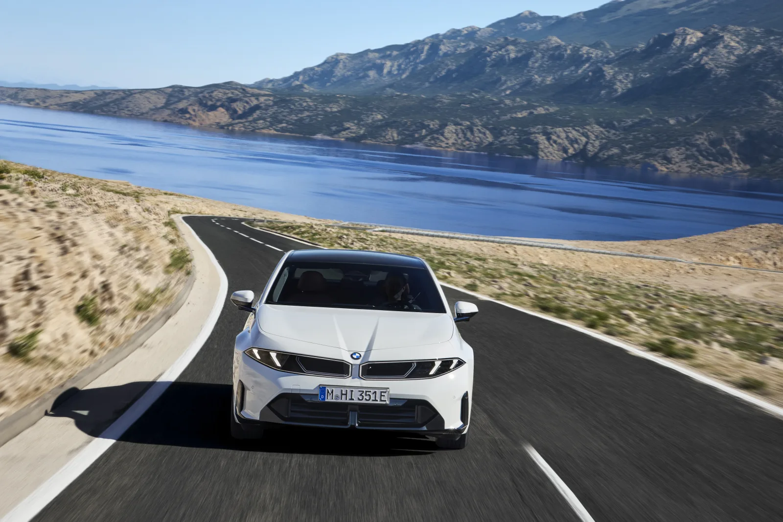 BMW i3 50 xDrive First Edition vooraanzicht op kustweg