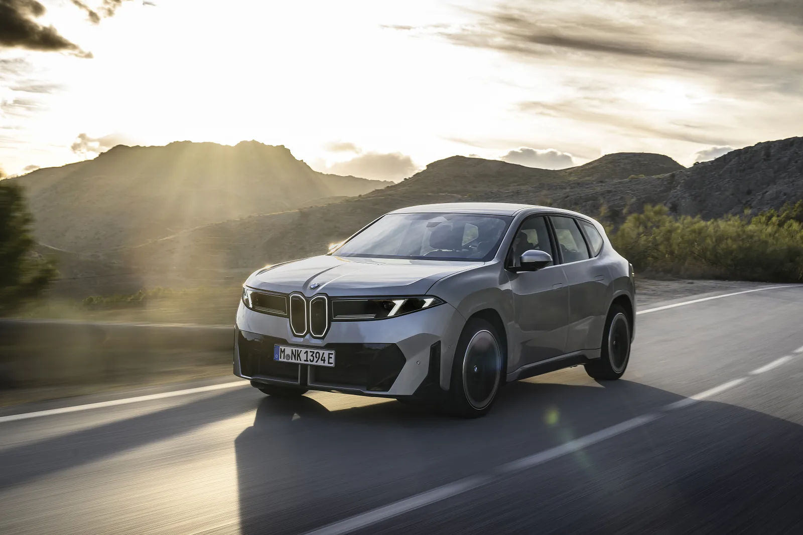 BMW iX3 vooraanzicht rijdend in de bergen