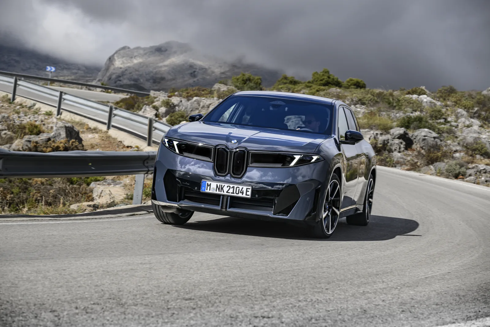 BMW iX3 rijdend op een bergweg