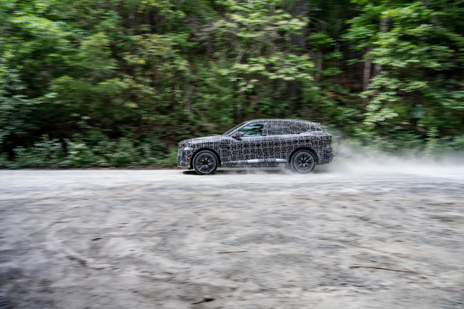 Nieuwe BMW X5 prototype zijaanzicht in camouflage
