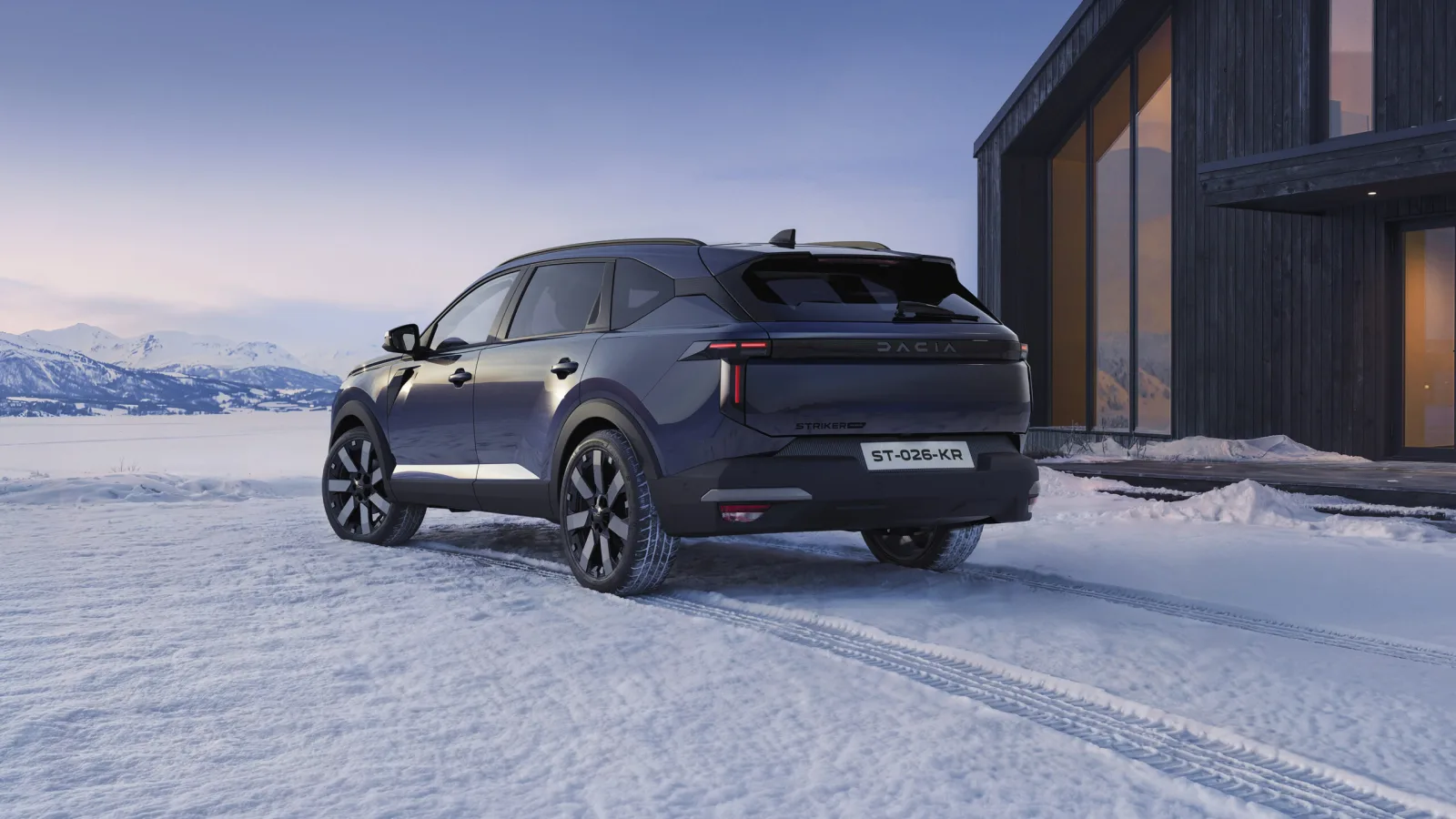 Dacia Striker achterkant in een besneeuwd berglandschap