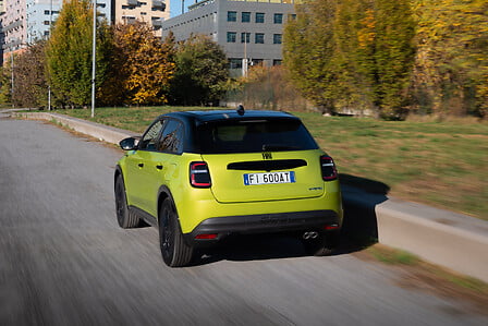 Fiat 600 Sport dynamisch rijdend met contrasterend zwart dak