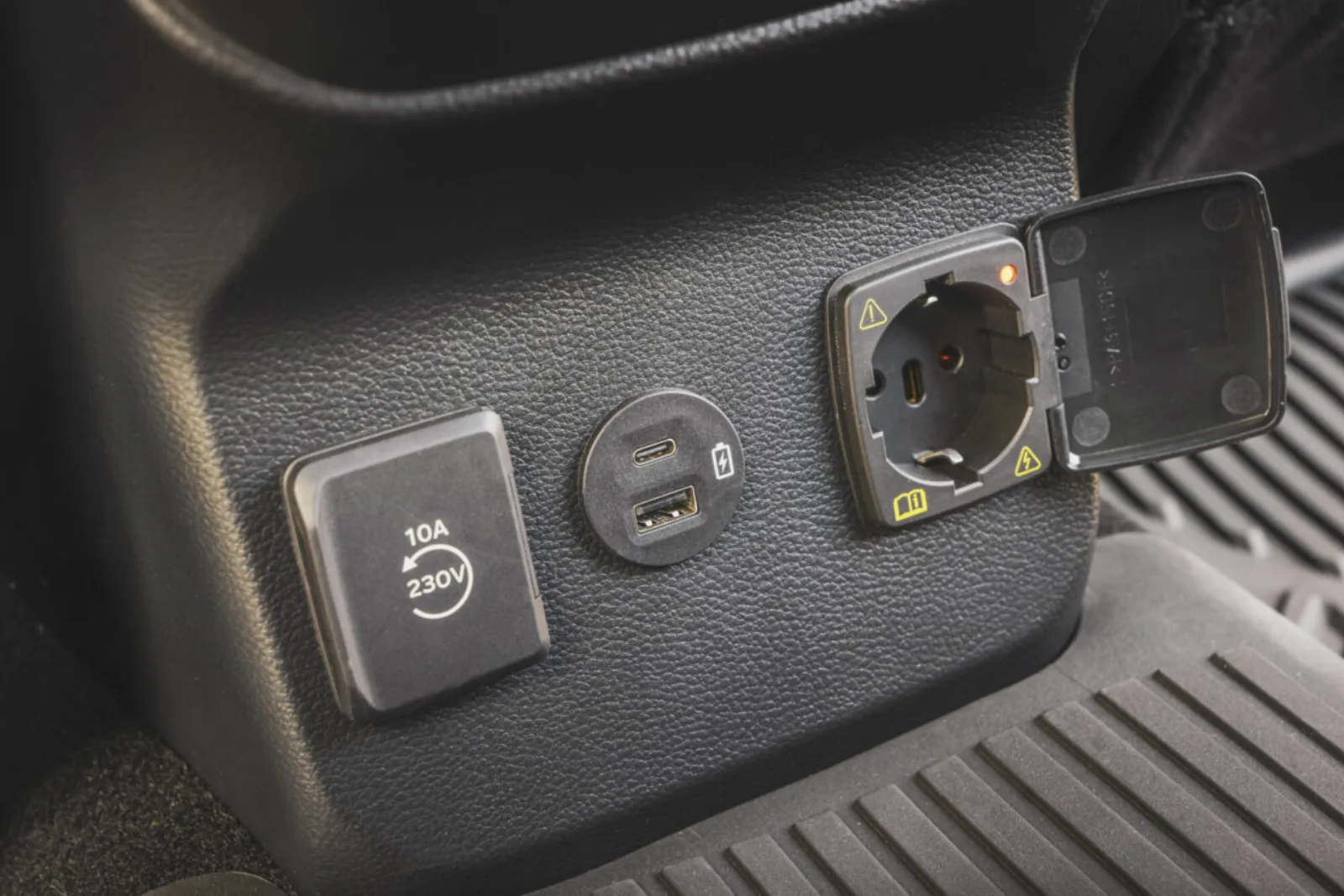 Ford Ranger PHEV 230V-stopcontact en USB-aansluiting in de cabine