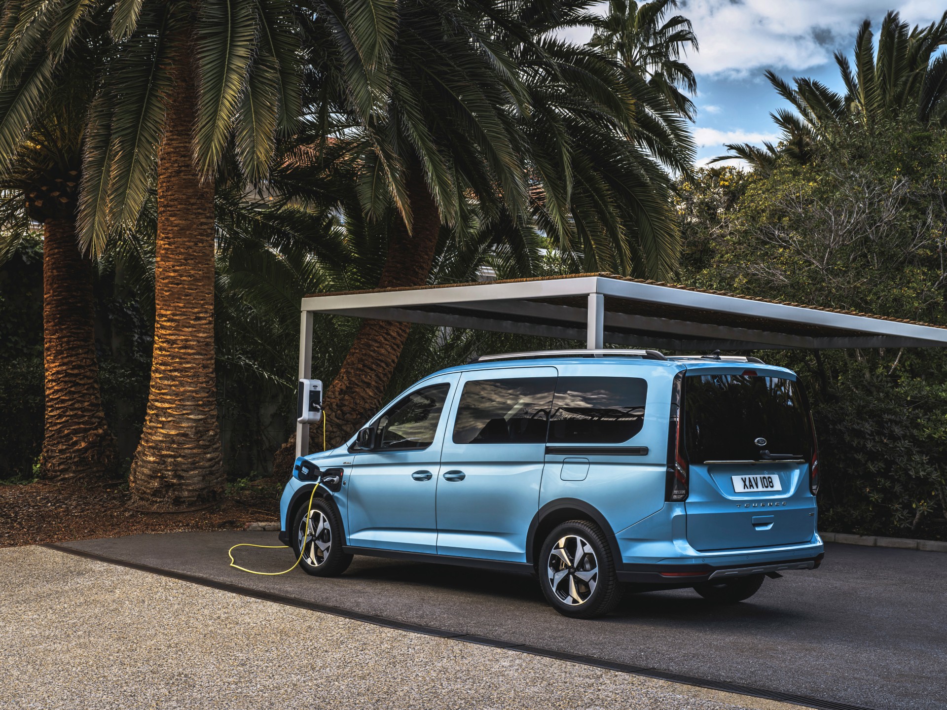 Ford Tourneo Connect PHEV achterkant bij laadpunt