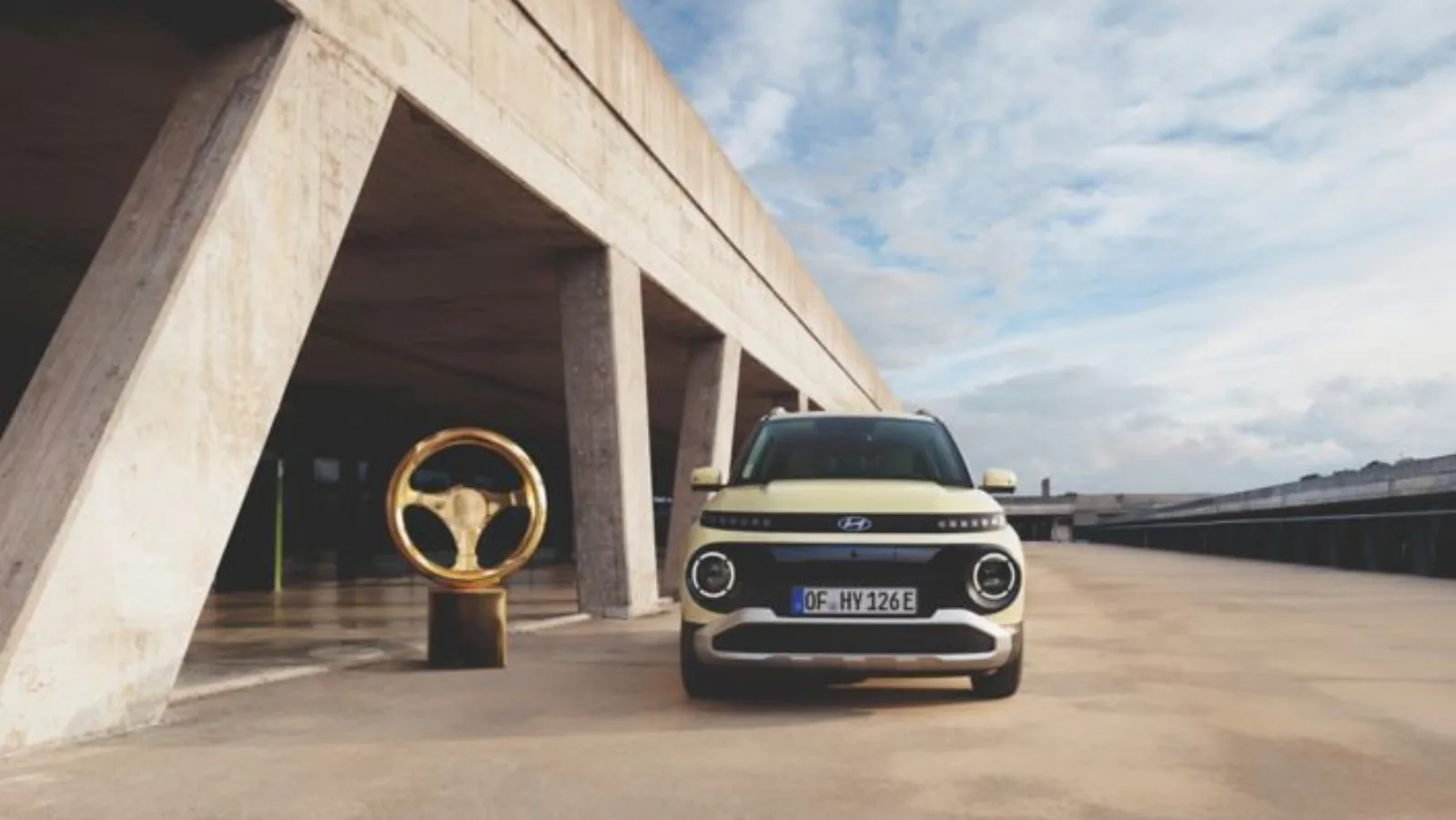 Hyundai INSTER Lounge vooraanzicht in een betonnen omgeving