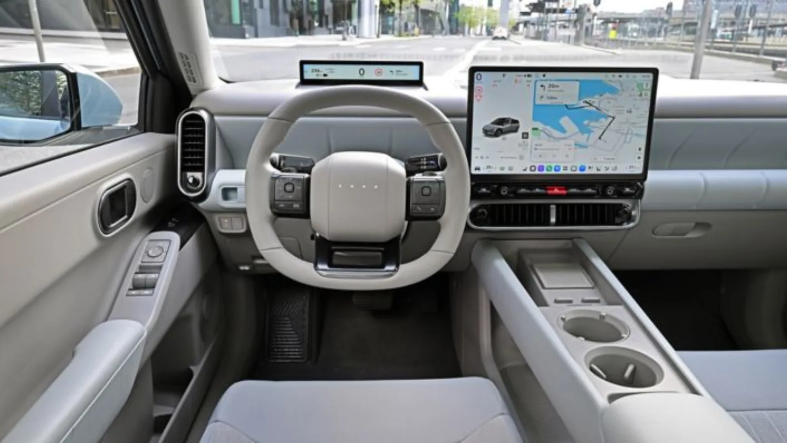 Hyundai IONIQ 3 interieur met digitaal dashboard en Pleos Connect