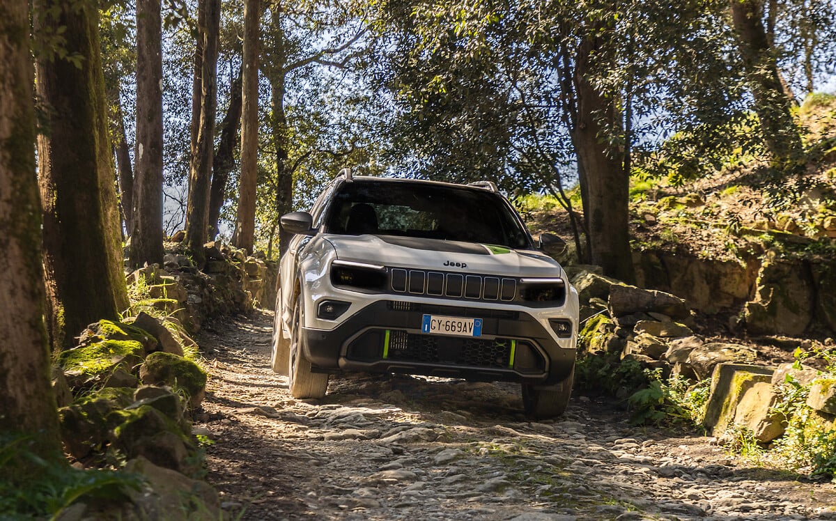 Jeep Avenger 4xe: hybride vierwielaandrijving met 145 pk en Selec-Terrain voor stad en terrein
