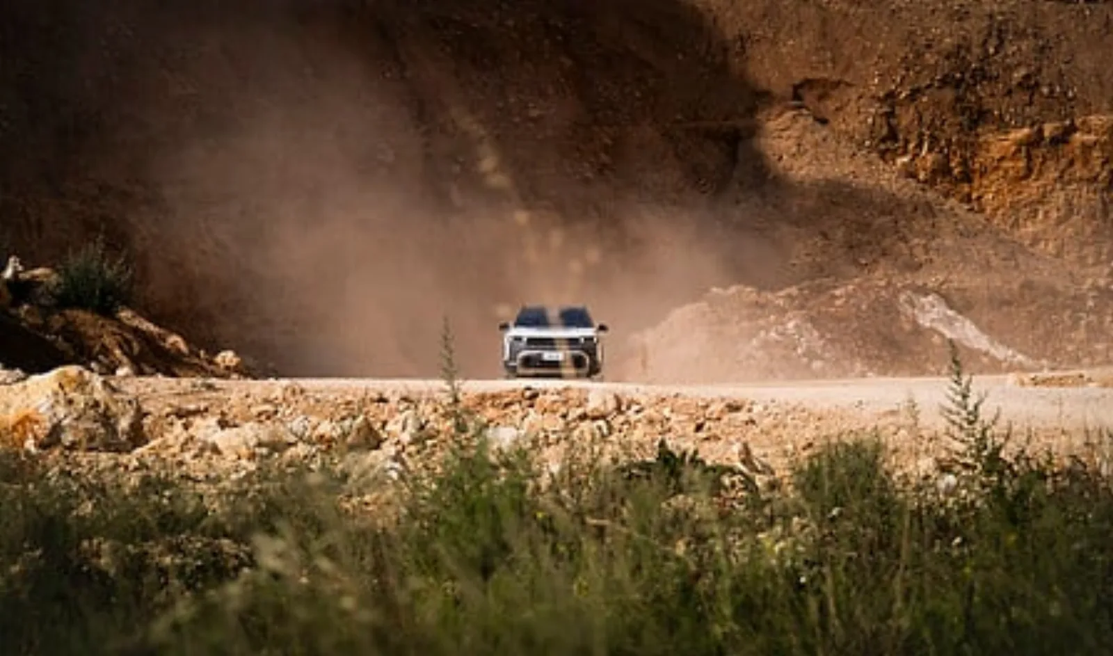 Jeep Compass 4xe in actie op een stoffige offroad-route