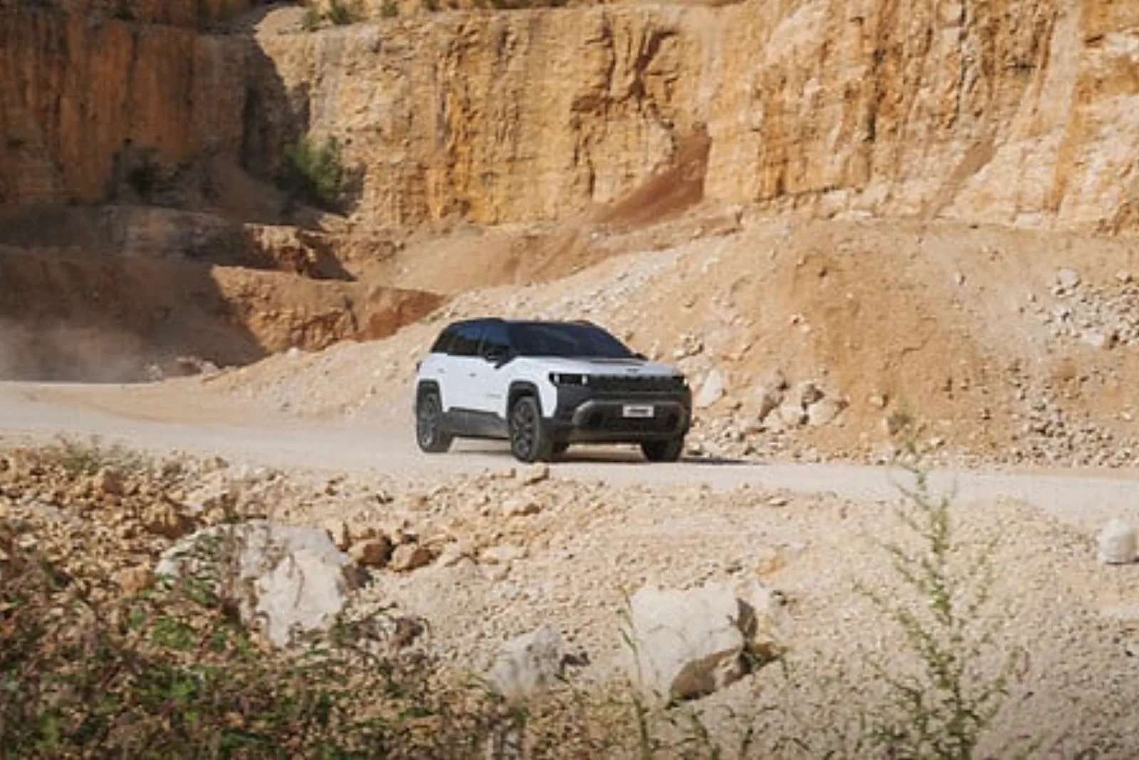 Jeep Compass Full Electric Long Range op een onverharde route