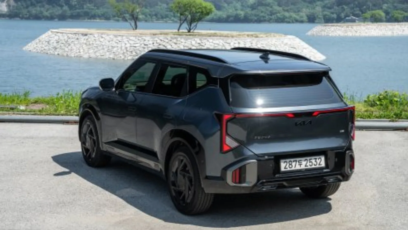 Kia Seltos Hybrid achterkant bij een meer