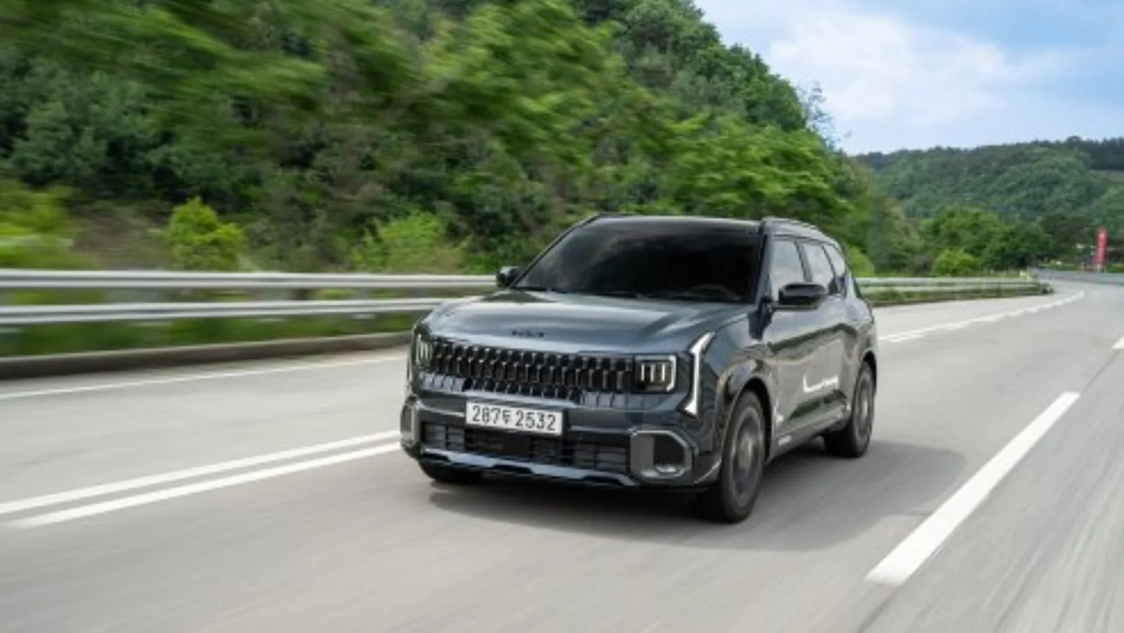 Kia Seltos Hybrid vooraanzicht rijdend op de weg