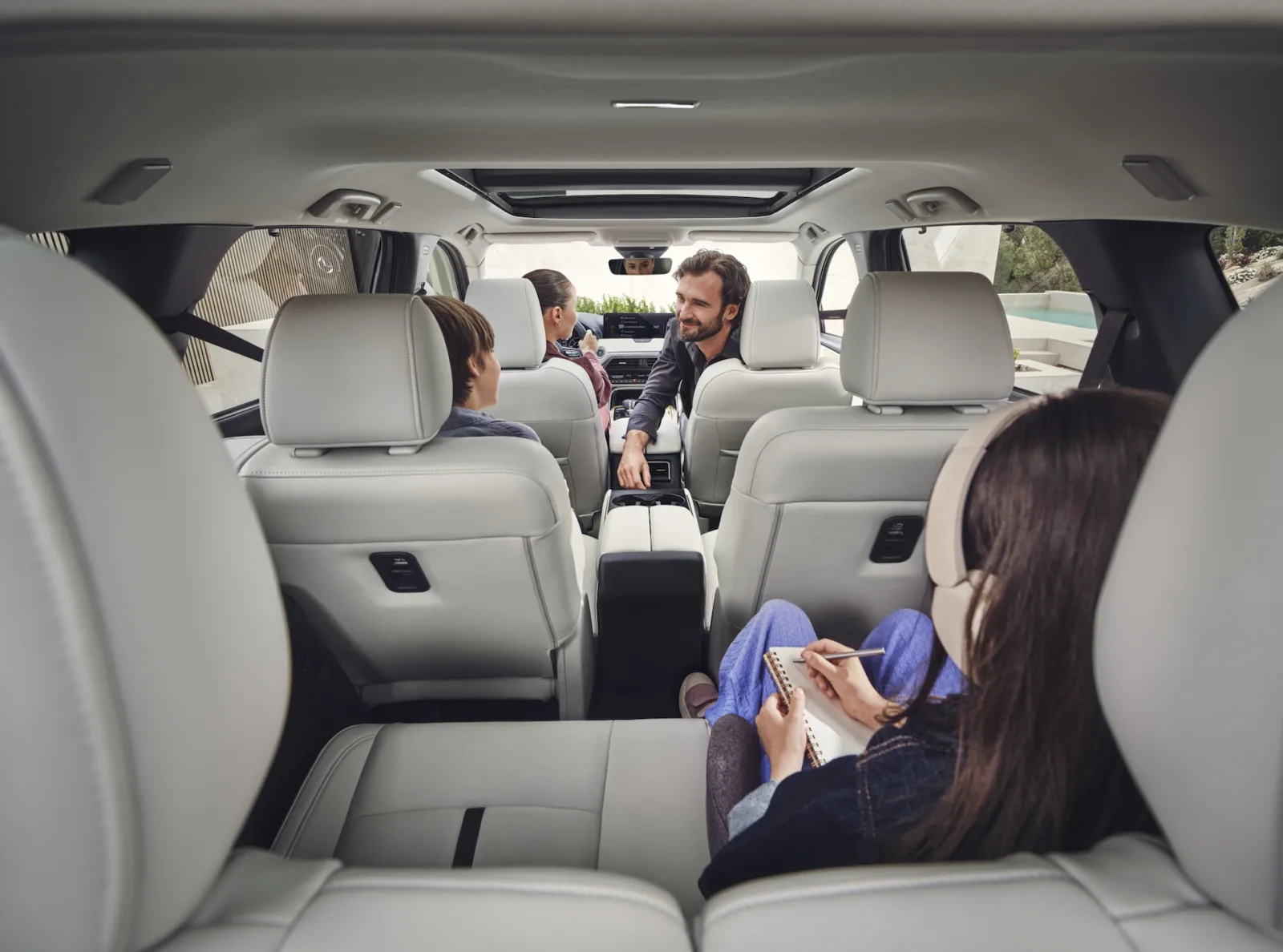 Gezin onderweg in een ruime Mazda tijdens een roadtrip