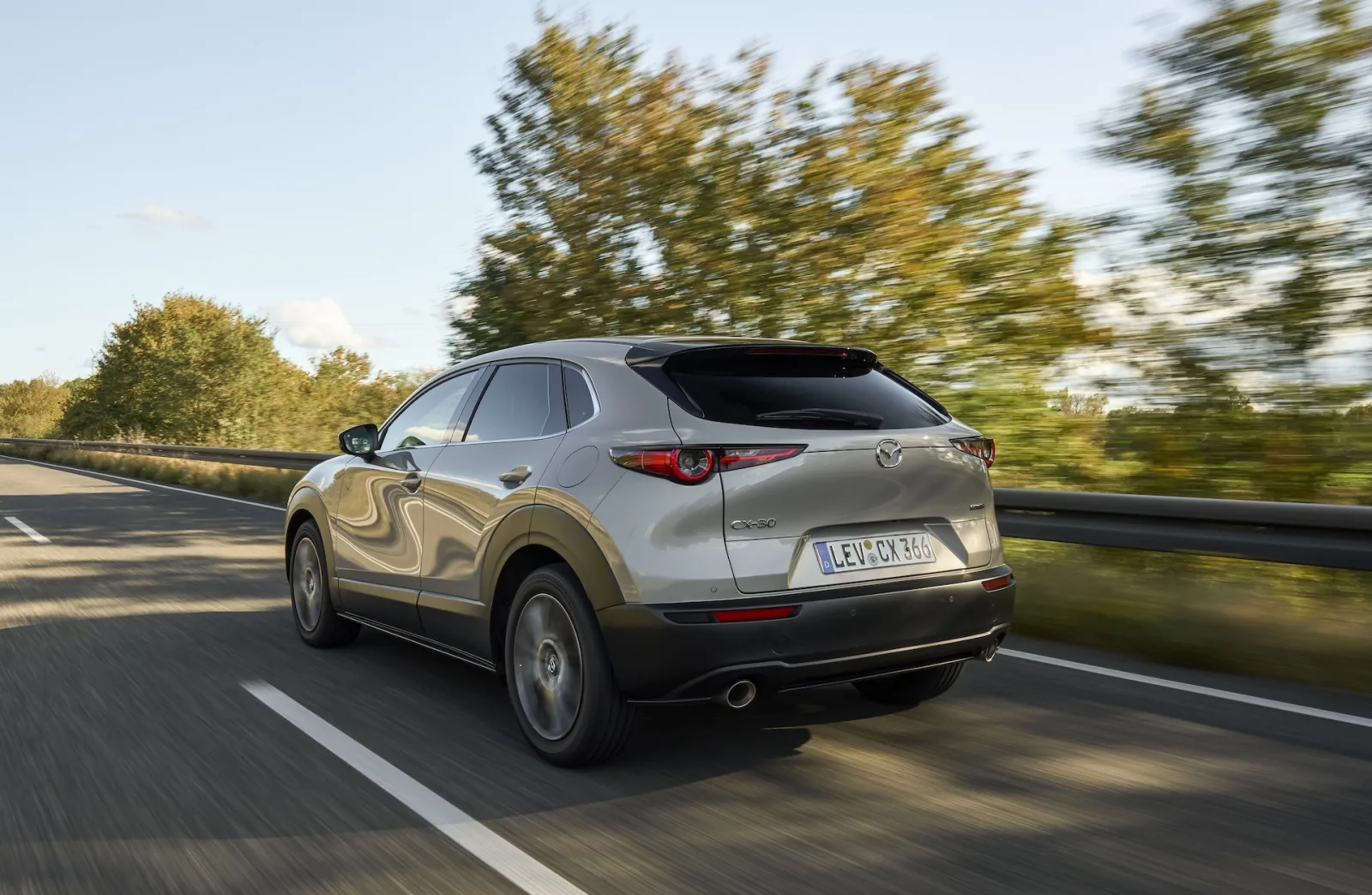 Mazda CX-30 rijdend op een landweg