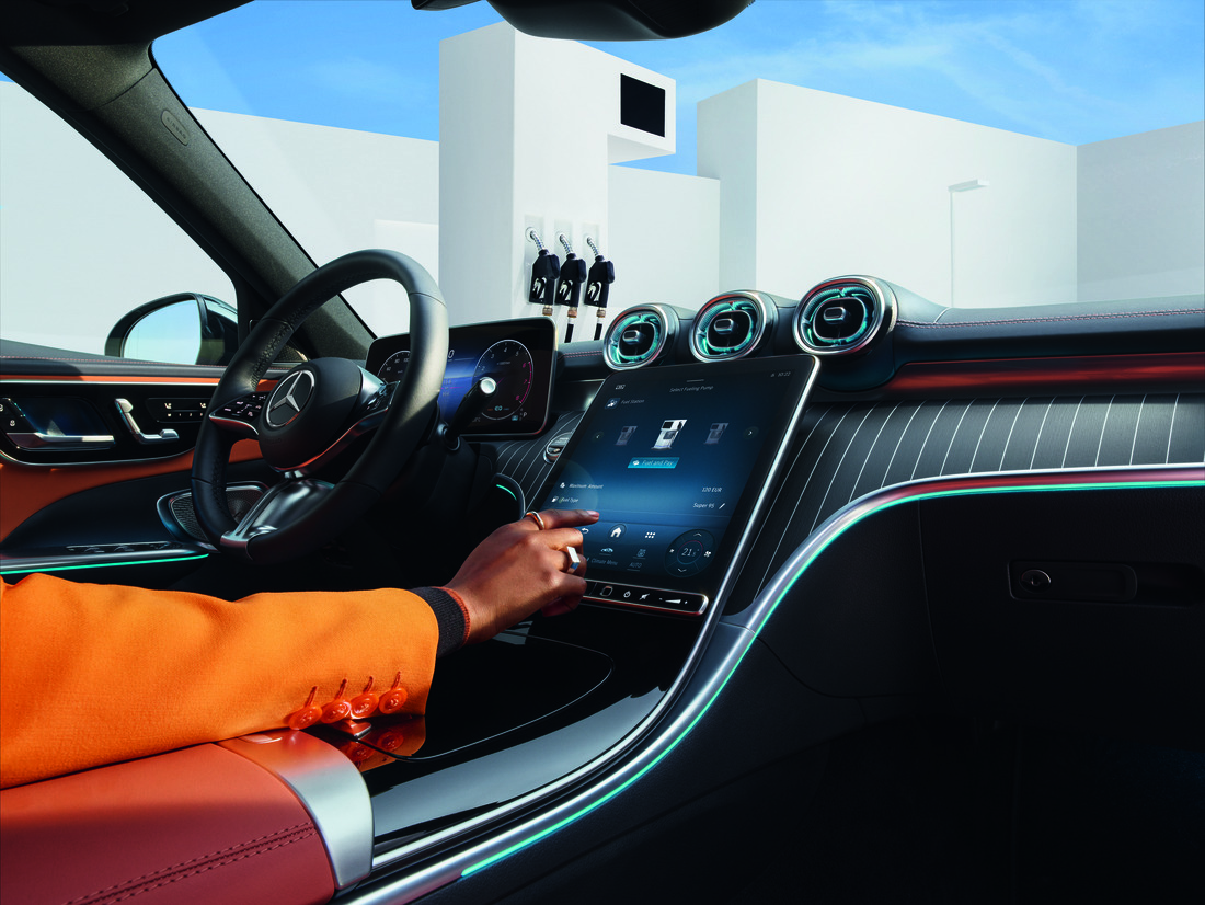 Mercedes-Benz pay+ revolutioneert tanken: betaal met vingerafdruk direct vanuit je auto
