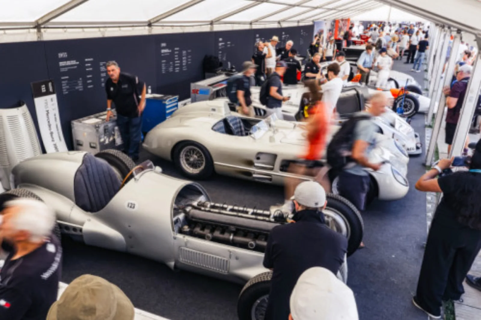 Vooroorlogse Mercedes-Benz Silver Arrow Grand Prix-racewagens in de paddock