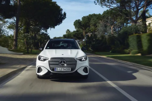 Elektrische Mercedes-Benz GLC met verlichte grille