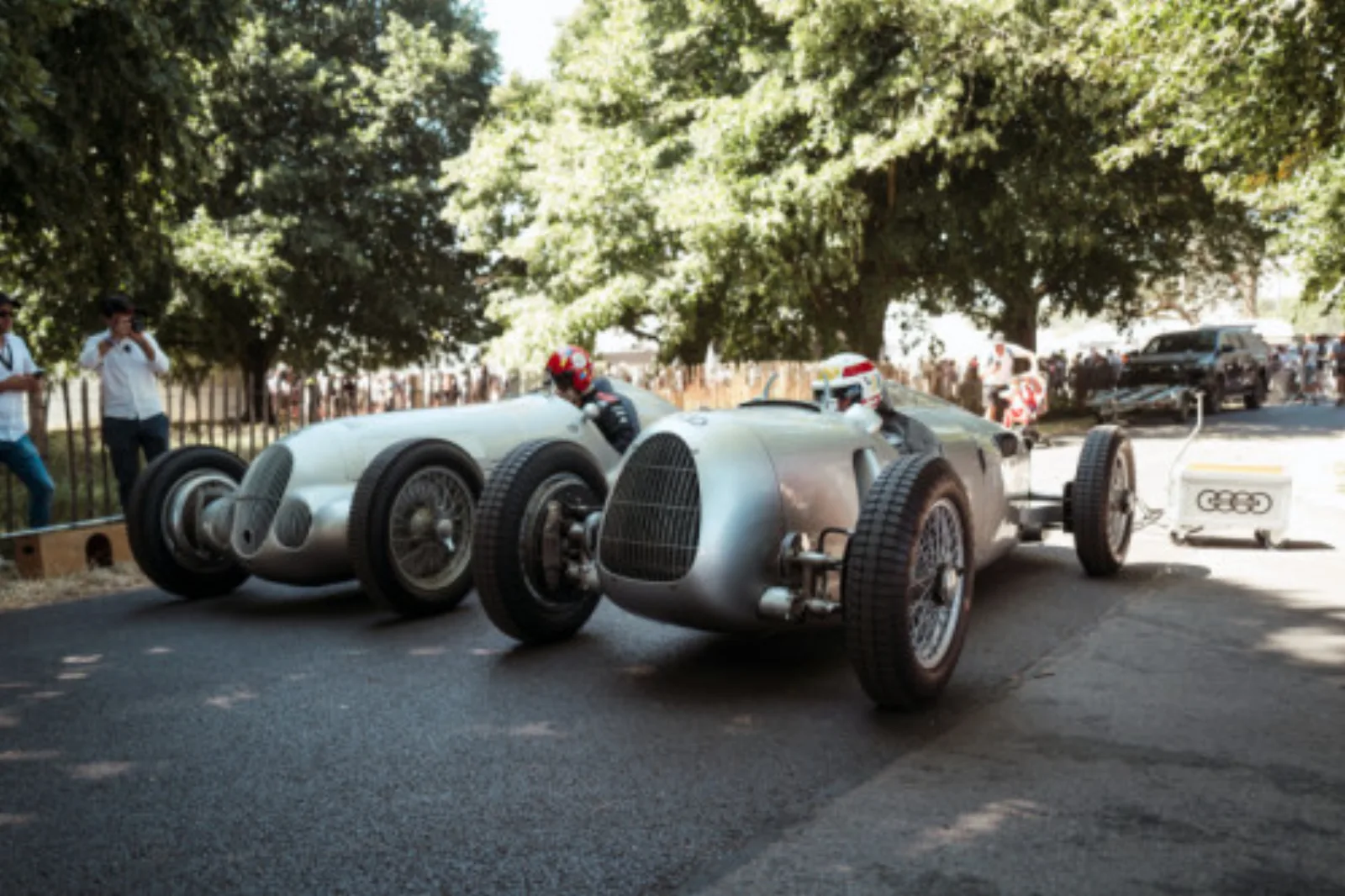 Mercedes-Benz 300 SLR racesportwagen op de heuvelklim voor Goodwood House