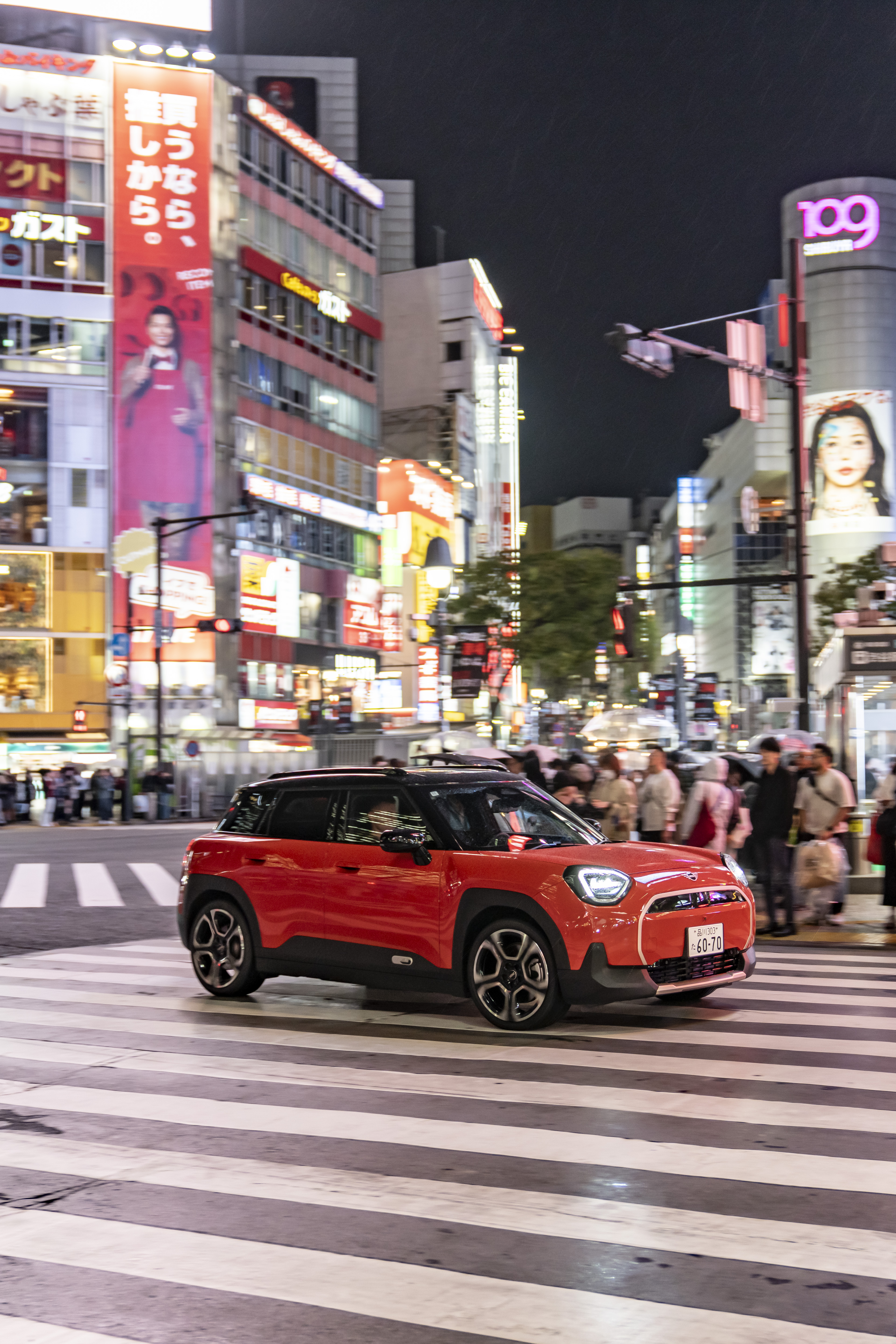 MINI Aceman SE in Rebel Red met Jet Black dak en velgen
