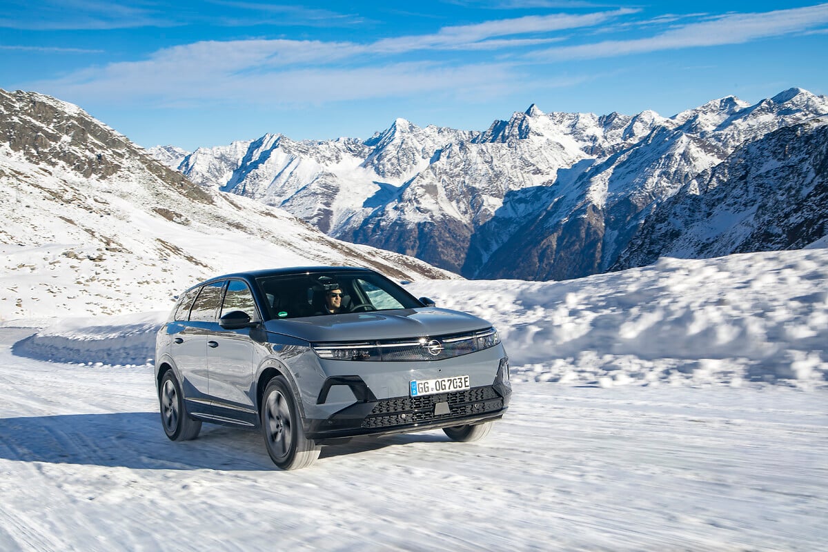 Opel Grandland Electric AWD op winterse bergweg met sneeuw