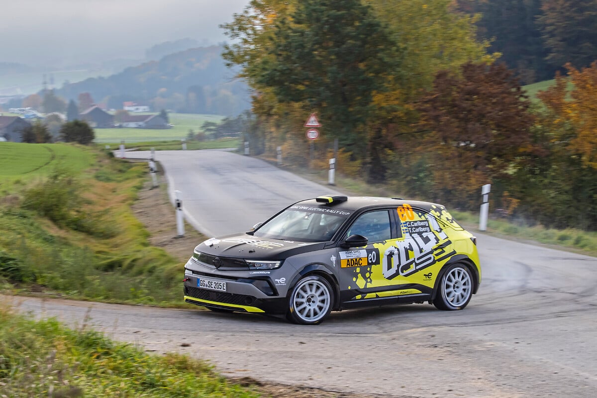 Opel Mokka GSE Rally in actie op gravel tijdens testevent