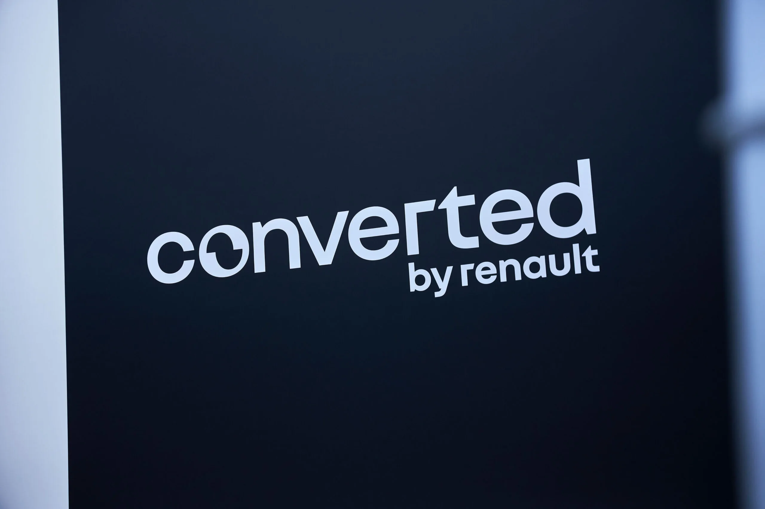 Converted by Renault label op een donkere wand