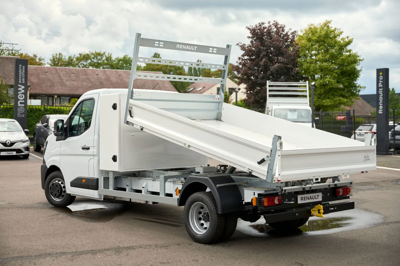 Converted by Renault Master kipper met opgebouwde laadbak