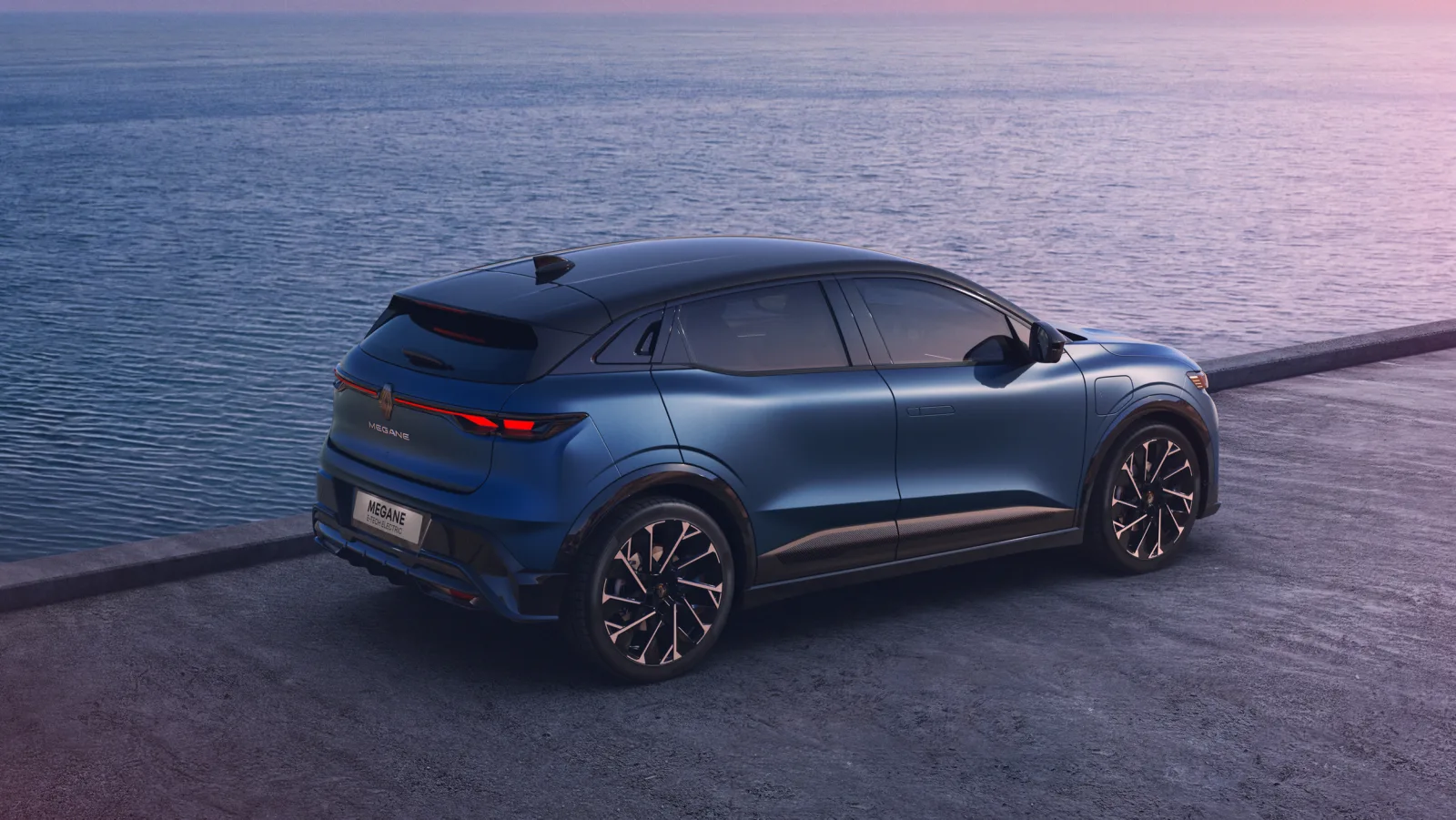 Nieuwe Renault Megane E-Tech electric achterzijde bij de kustlijn