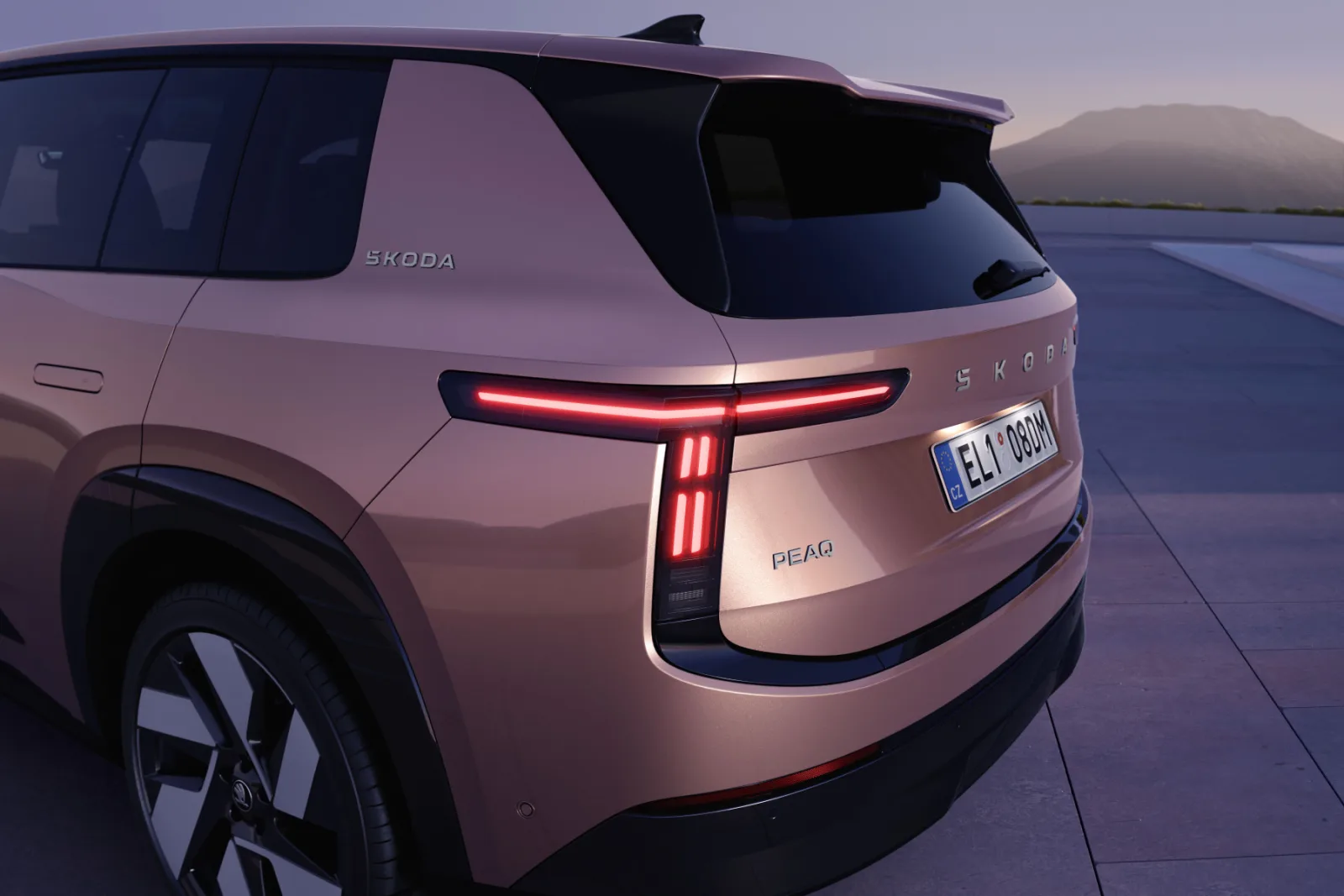 Skoda Peaq achterkant met doorlopende lichtbalk en PEAQ-logo