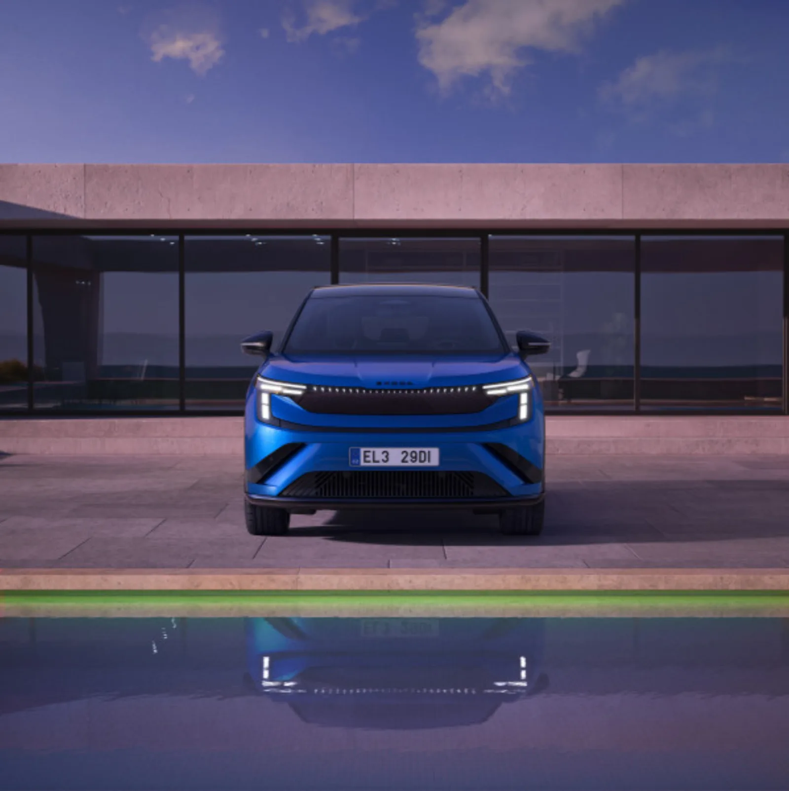 Elektrische Skoda Peaq in blauw, vooraanzicht bij het water