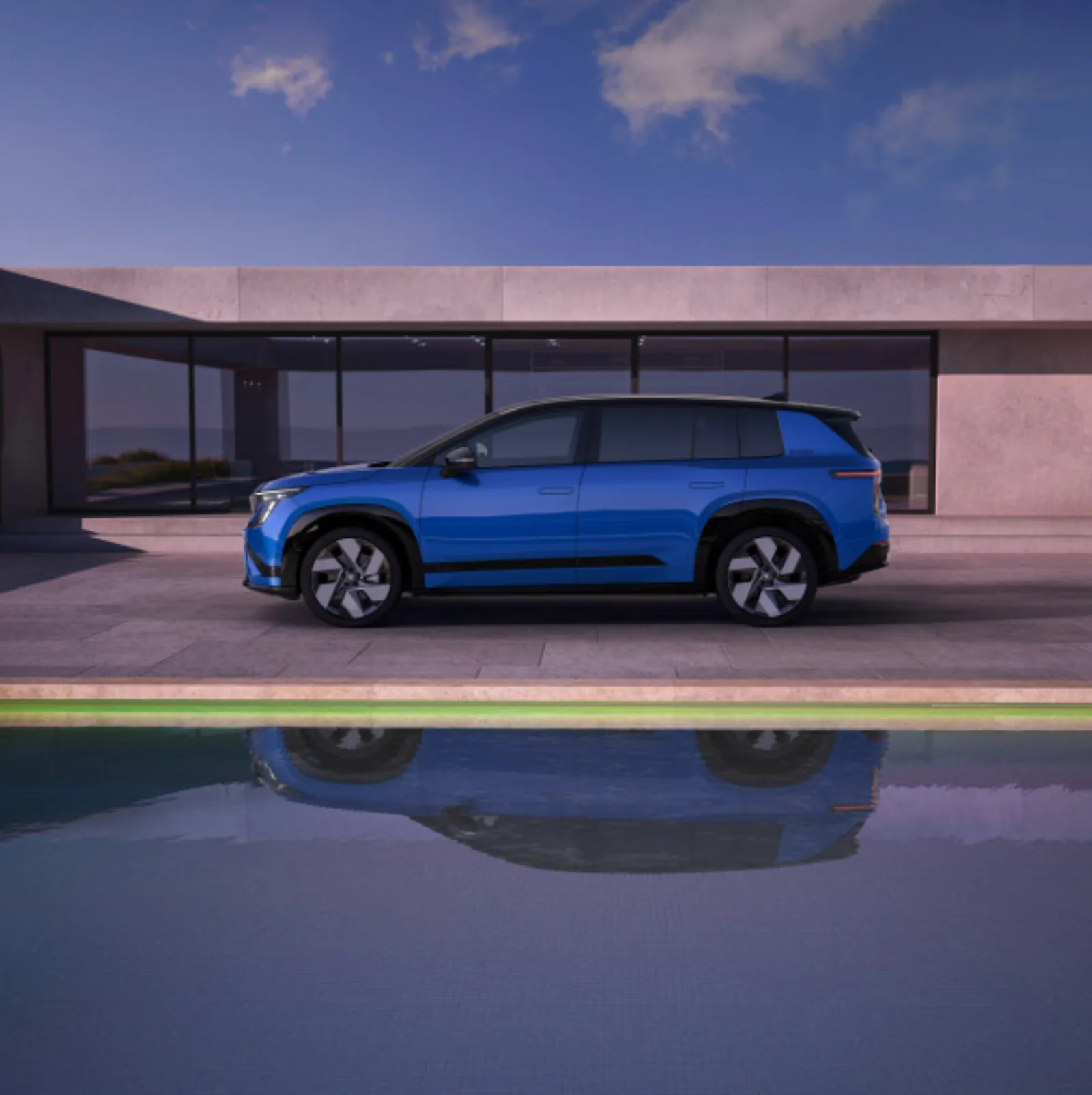 Elektrische Skoda Peaq in blauw, zijaanzicht