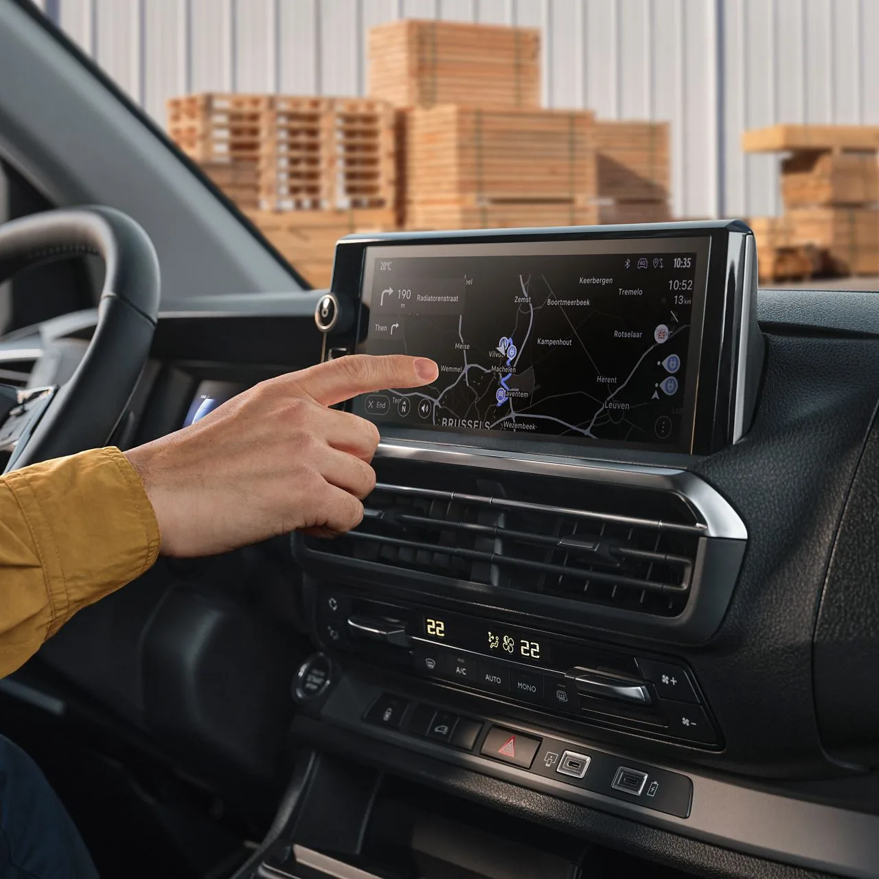 Toyota Proace Electric interieur met navigatie en actieradius