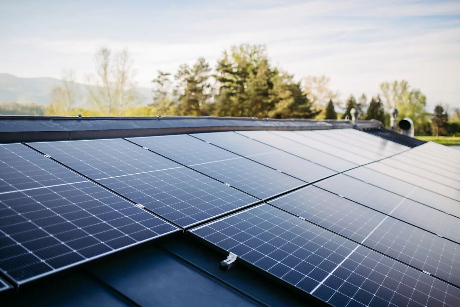 Zonnepanelen op een dak: thuis laden maakt elektrisch rijden extra voordelig