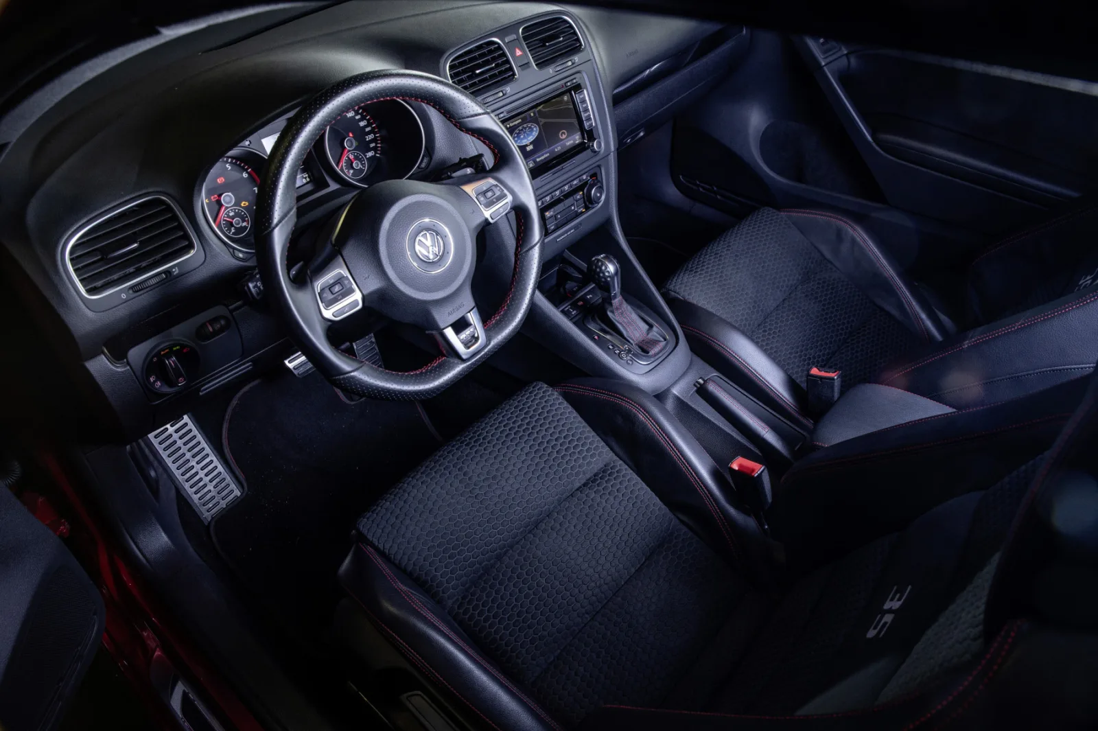 Golf VI GTI Edition 35 interieur met sportstoelen en 35-logo
