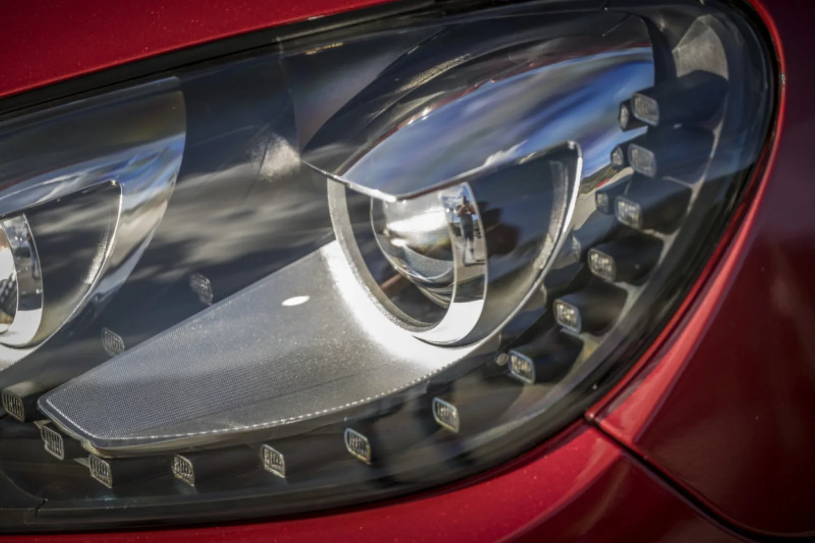 Golf VI GTI koplamp met LED-dagrijverlichting in detail