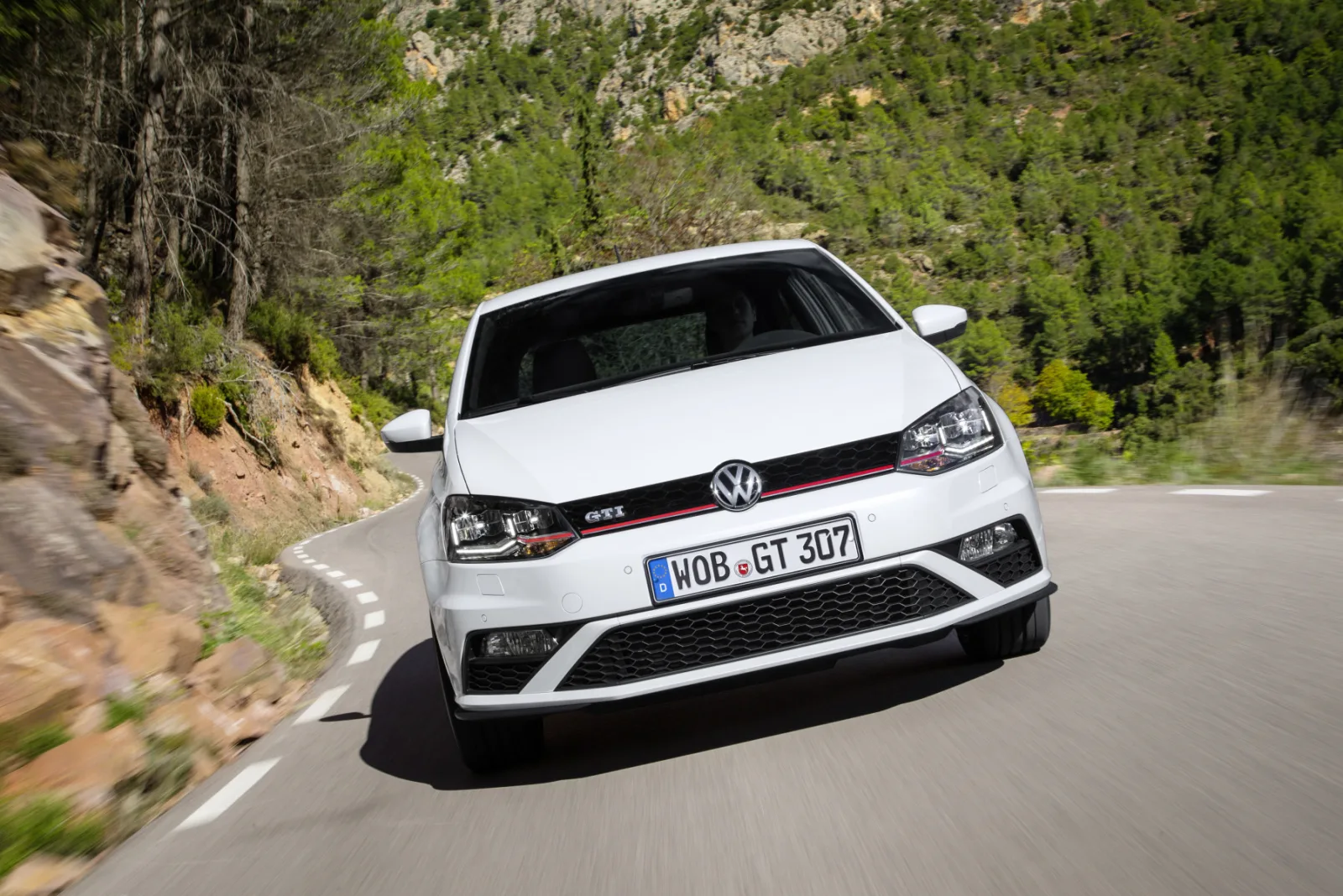 Vierde generatie Polo GTI in het wit op een bergweg
