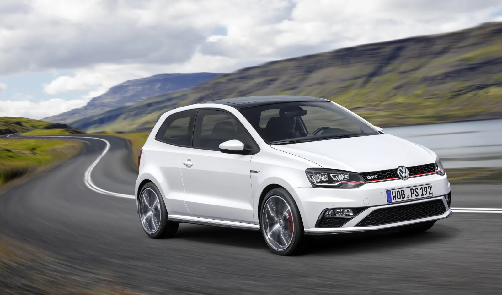 Vierde generatie Volkswagen Polo GTI in het wit langs een meer