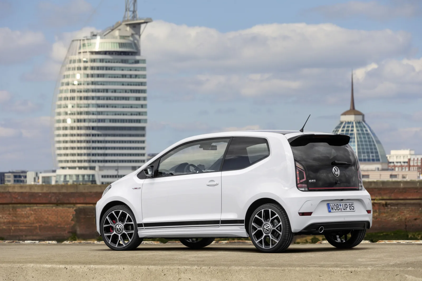 Volkswagen up! GTI in het wit, achteraanzicht met de skyline op de achtergrond