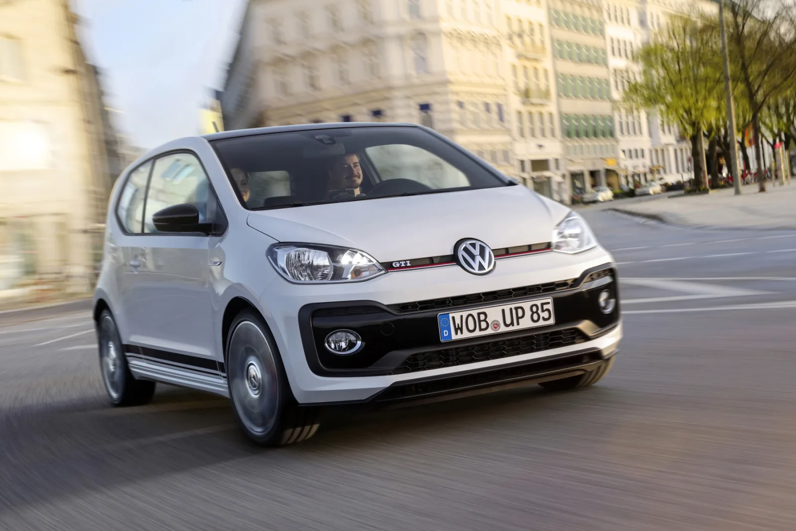 Volkswagen up! GTI in het wit, rijdend door de stad