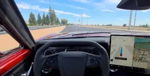 Klassieke Ford Mustang uit 1966 rijdt op Tesla-techniek met werkende FSD